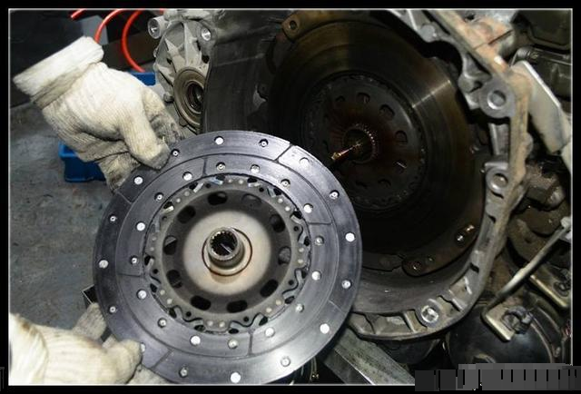 手动挡车起步一边松离合一边踩油门会磨损离合器片吗老司机这样说