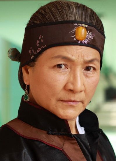 2001年,出演李安导演的电影《卧虎藏龙》,饰演"碧眼狐狸"一角,获得