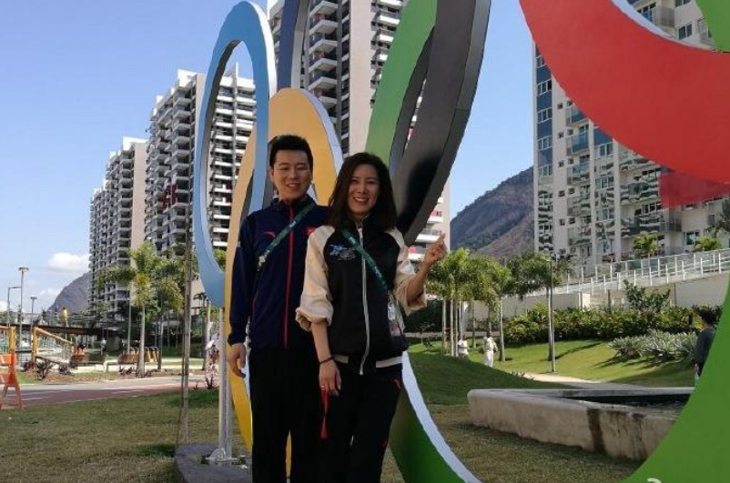 昔日射击奥运会冠军杜丽退役后嫁小4岁老公如今打扮如少女