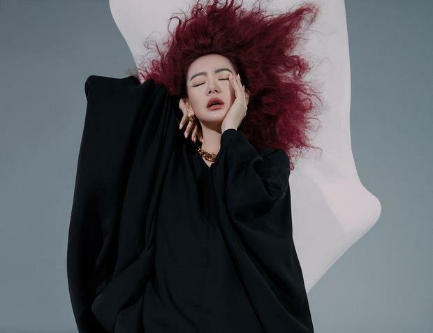 戚薇大秀红发爆炸头,黑色西服飒美又性感,结婚七年女儿乖巧可爱