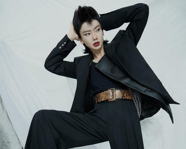 戚薇大秀红发爆炸头,黑色西服飒美又性感,结婚七年女儿乖巧可爱