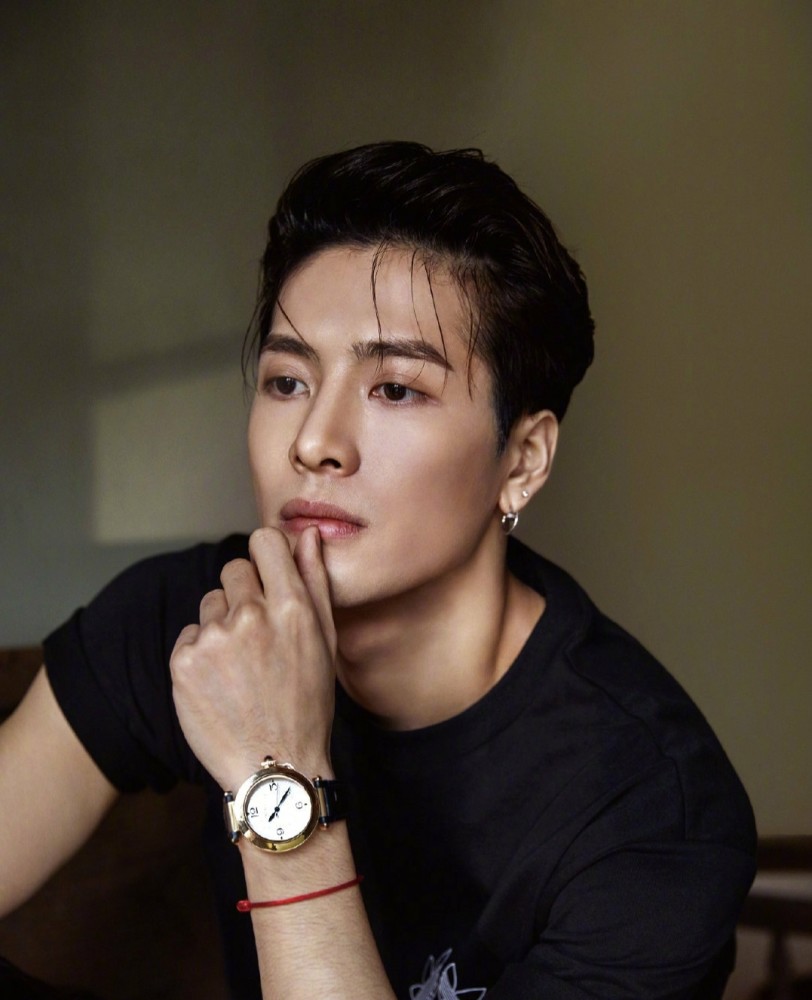 王嘉尔侧背发型,五官也太精致了?这直勾勾的眼神我爱了_腾讯新闻