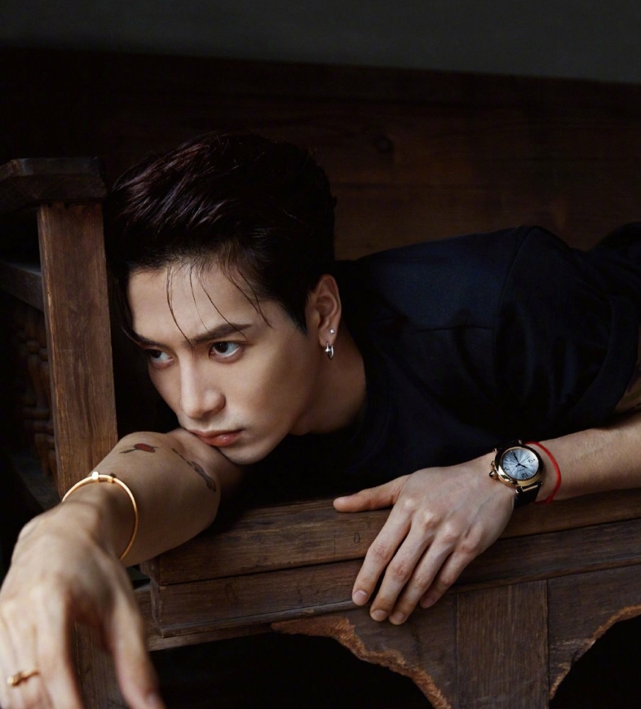 王嘉尔侧背发型,五官也太精致了?这直勾勾的眼神我爱了_腾讯新闻