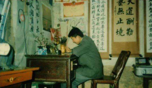 书法家|27岁时凭写字换来7套房，如今70岁成为书法家，堪称书坛传奇人物