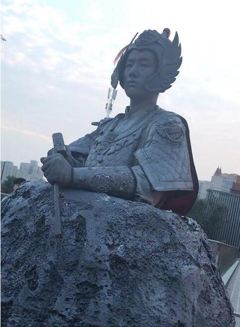 网红不倒翁小姐姐重摔在地,看到地上断裂的杆子,不出意外都难