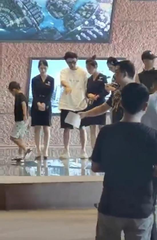 王思聪|又带新女友看房！再有钱也经不起王思聪这样嚯嚯啊