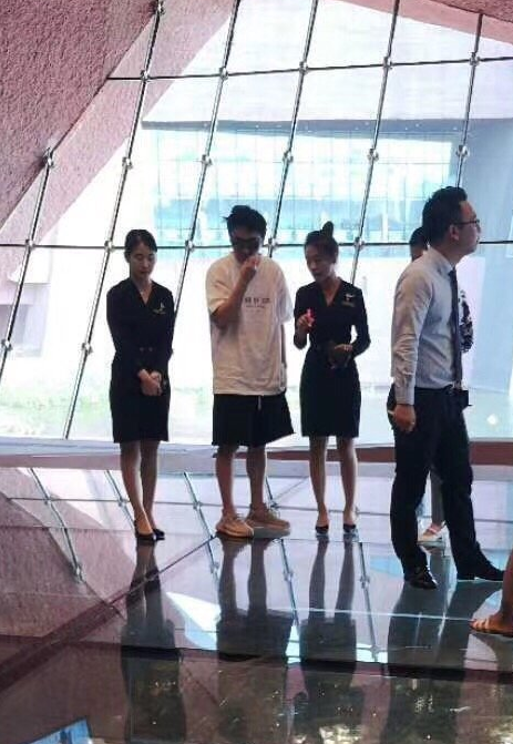 王思聪|又带新女友看房！再有钱也经不起王思聪这样嚯嚯啊