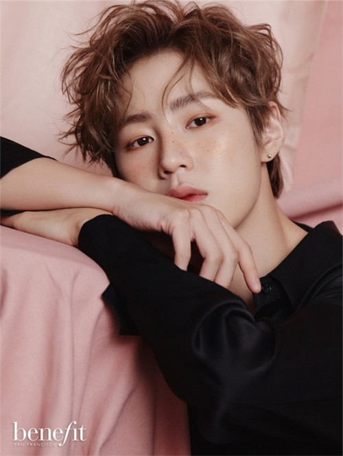 河成云秋季美妆画报公开 成熟魅力俘获少女心