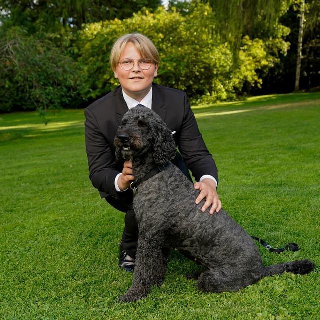 斯韦勒王子脱下了白色的长褂,展现出自己穿西装的模样.