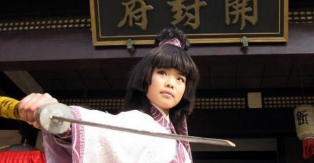 之后的她,还主演过《包青天》系列电视剧,在剧中饰演"小侠艾虎"这个