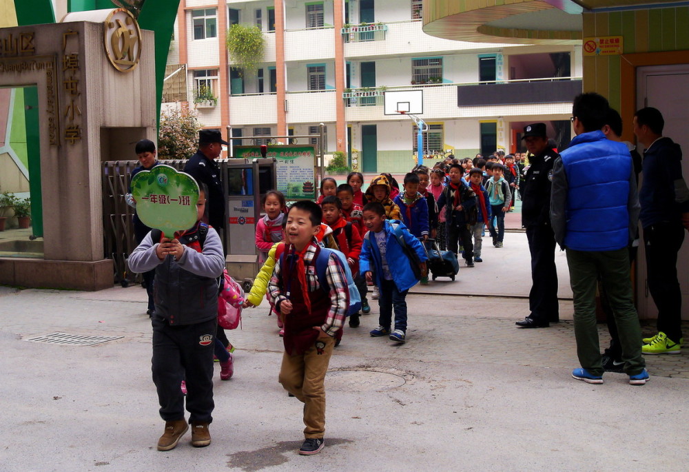 湖南一男子校门口行凶 致4名学生受伤 为什么要对小孩下手 腾讯新闻