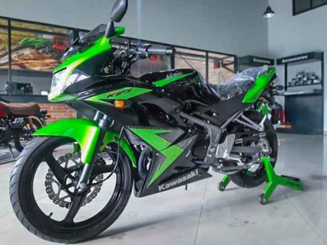 停产的二冲车型川崎ninja150rr全新车拍卖只要3万