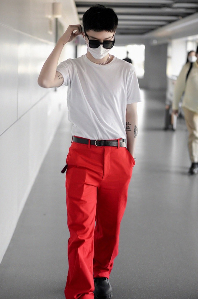 有种秀腿叫范丞丞穿姨妈裤看他秀出的腿连女人看了都嫉妒