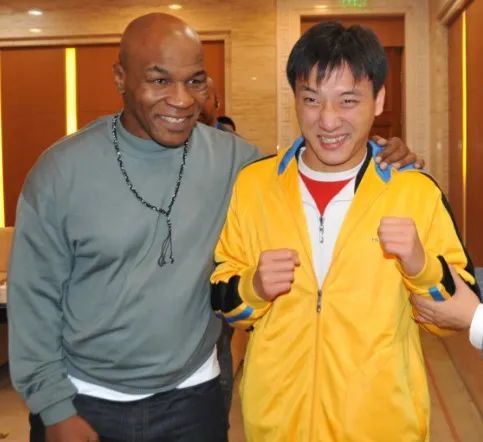 后来,他如愿见到了拳王邹市明和泰森,邹市明在给汪强的寄语中写道:"你