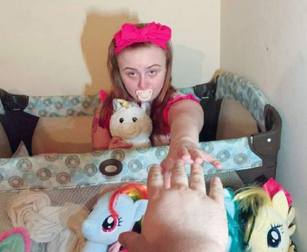 "巨婴女子"火了,22岁只想当个婴儿被男朋友照顾,不愿长大