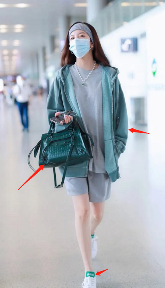 宋妍霏|宋妍霏终于不穿“绿”了，一袭粉红裙惊艳众人，疑似走出分手阴影？