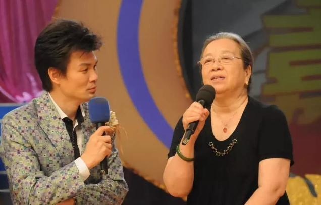 张月|对“小三”恶意多大？张月与男子当街搂抱被骂，网友入戏太深了