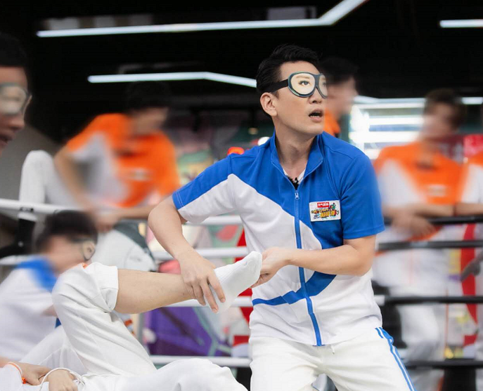 王耀庆综艺上穿超短裤,胡军调侃这是刚睡醒,网友们对此看法不一