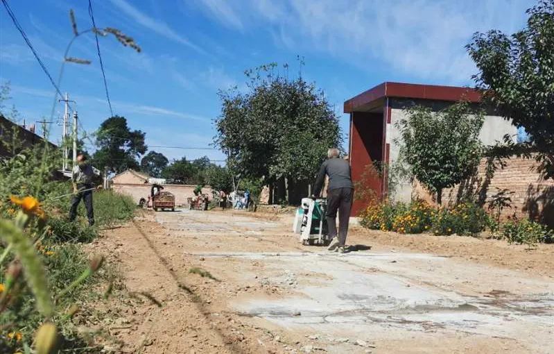 洛川杨舒东青牛:昔日烂泥巷 今天小康路