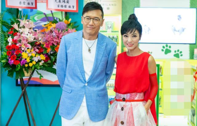 张国荣|香港娱乐圈最强姐妹花：成龙苦追姐姐八年，张国荣是妹妹初恋