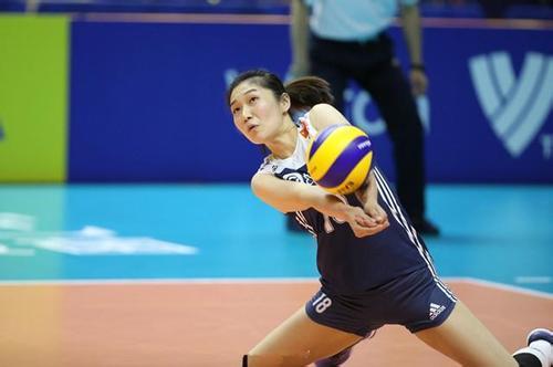 意大利主力自由人很幸福夺冠后和丈夫甜蜜拥吻王梦洁实力不够