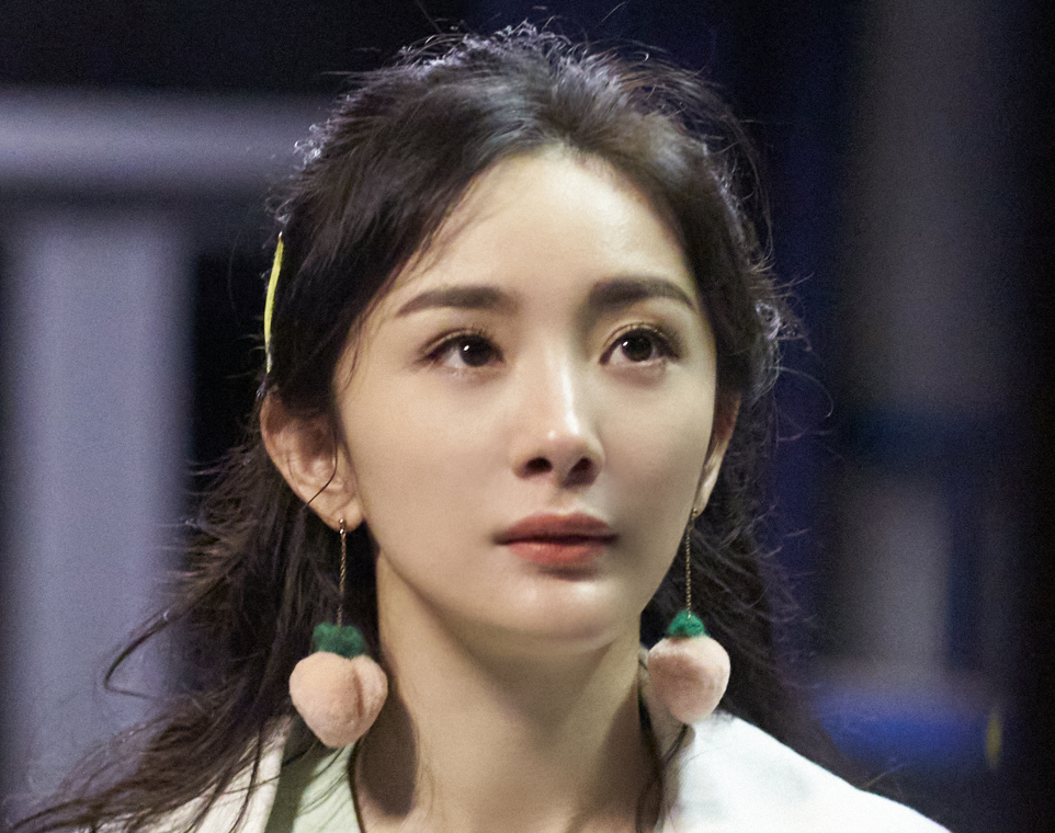 杨幂|《密逃》新剧照释出，杨幂蜜桃耳坠吸睛满满，绝美容颜不像33岁