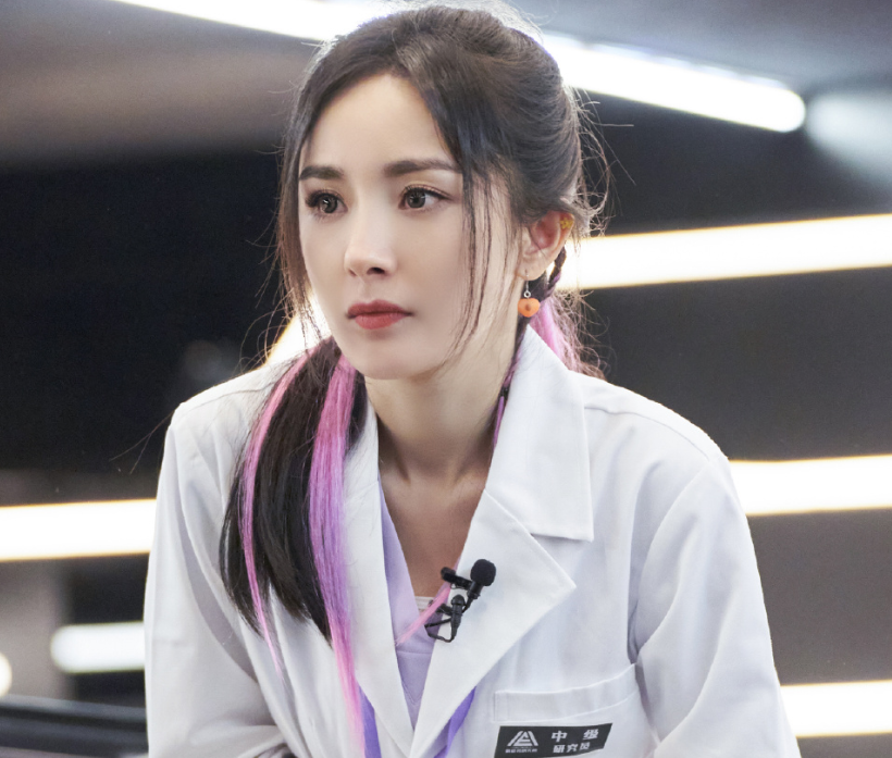 杨幂|《密逃》新剧照释出，杨幂蜜桃耳坠吸睛满满，绝美容颜不像33岁