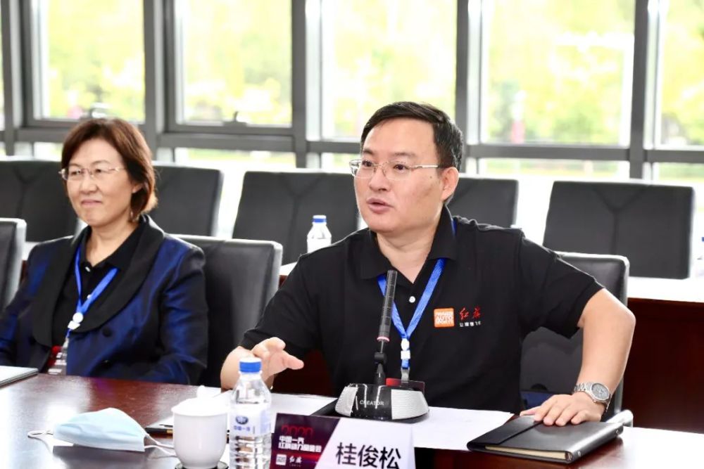 研发总院党委副书记,常务副院长徐世利为与会专家介绍一汽红旗近年