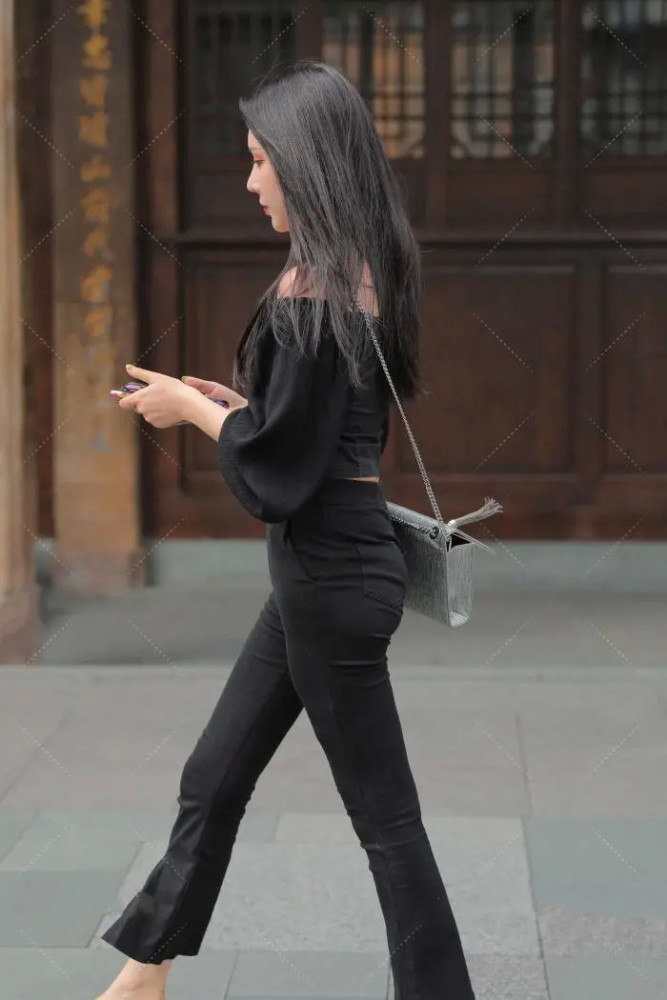 开叉喇叭裤让造型显得时髦个性轻松美出新鲜感