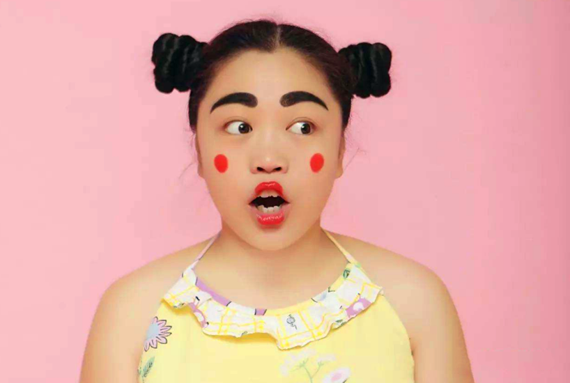 老外疯狂模仿花木兰鹅黄妆照片曝光33岁刘亦菲素颜不敌44岁赵薇