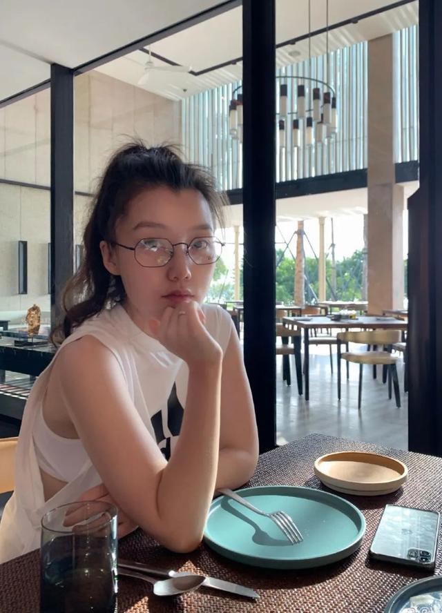 gai前女友爱上穷小子养他8年分手后看他将全部温柔给了王斯然