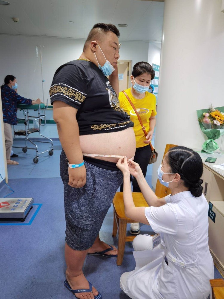 在长沙开公司的东北小伙半年长胖120斤体重飙升至320斤减重手术助其