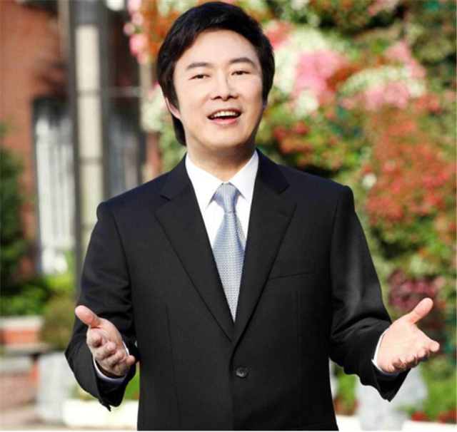 费玉清|亲姐姐指责费玉清小气抠门，小哥非常难过，经纪人这样回应