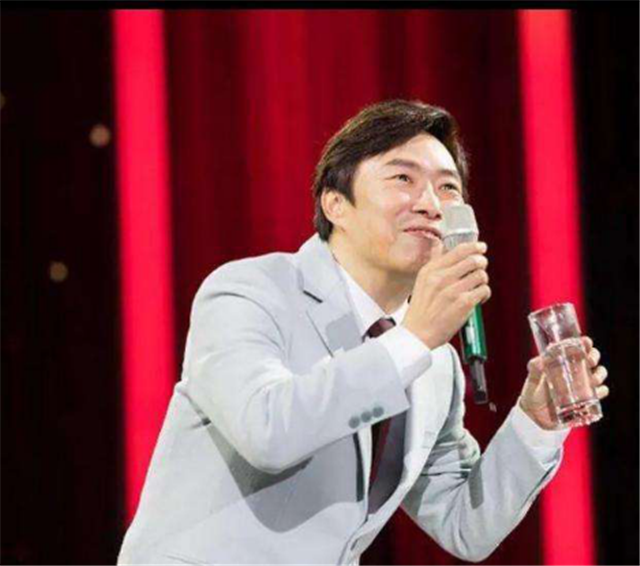 费玉清|亲姐姐指责费玉清小气抠门，小哥非常难过，经纪人这样回应