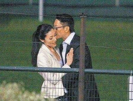 李嘉欣|50岁李嘉欣罕见秀恩爱，背后豪宅瞩目，但房子却不在自己名下？