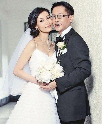 李嘉欣|50岁李嘉欣罕见秀恩爱，背后豪宅瞩目，但房子却不在自己名下？