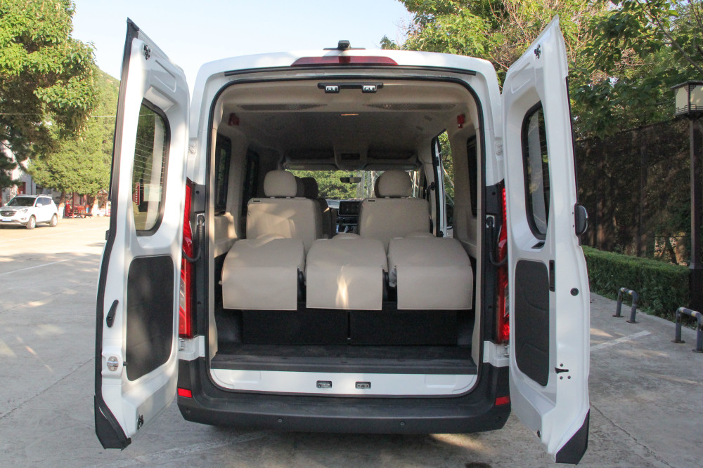 精致的轻客体验大通v90智达9座版