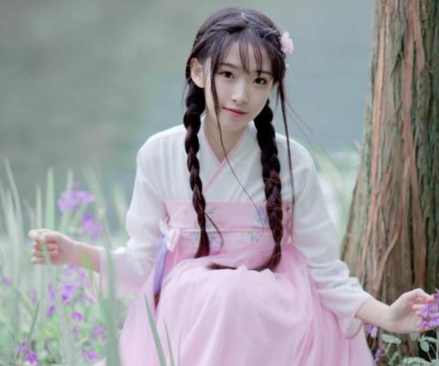 半藏森林还很喜欢玩cos,她尝试cos了一下人气古风网游《逆水寒》角色