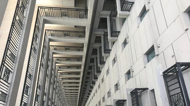遇到这种连廊房不买天井外墙挂满空调外机轰轰响中间户咋住