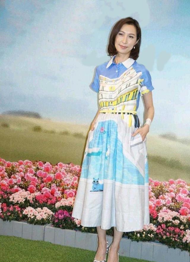 郭蔼明52岁还这么迷人?穿印花衬衫裙减龄显气质,穿衣真不一般
