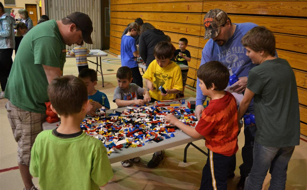 首届乐高趣味音乐节上,一群孩子和他们的父母一起玩乐高积木.