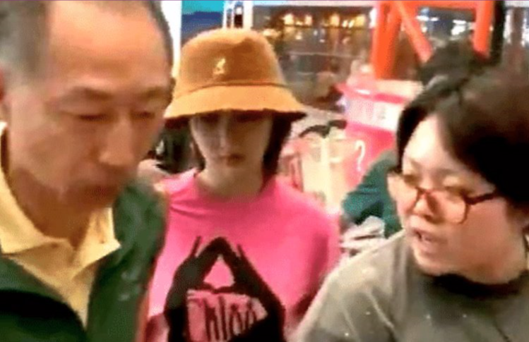 杨紫|杨紫现身机场却被大爷粗鲁对待，阻碍了正常秩序，网友纷纷叫好