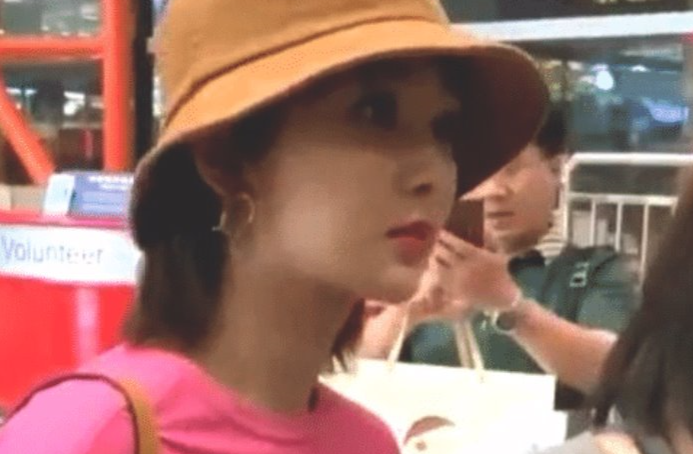 杨紫|杨紫现身机场却被大爷粗鲁对待，阻碍了正常秩序，网友纷纷叫好