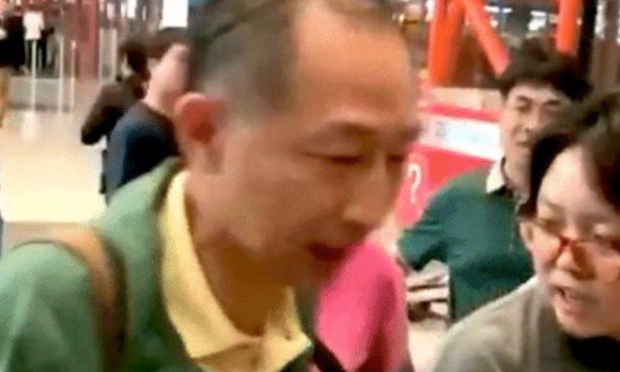 杨紫|杨紫现身机场却被大爷粗鲁对待，阻碍了正常秩序，网友纷纷叫好