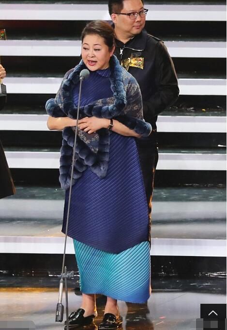 倪萍瘦下来穿衣是好看了,但是脸下垂的很明显,真实的奶奶状态