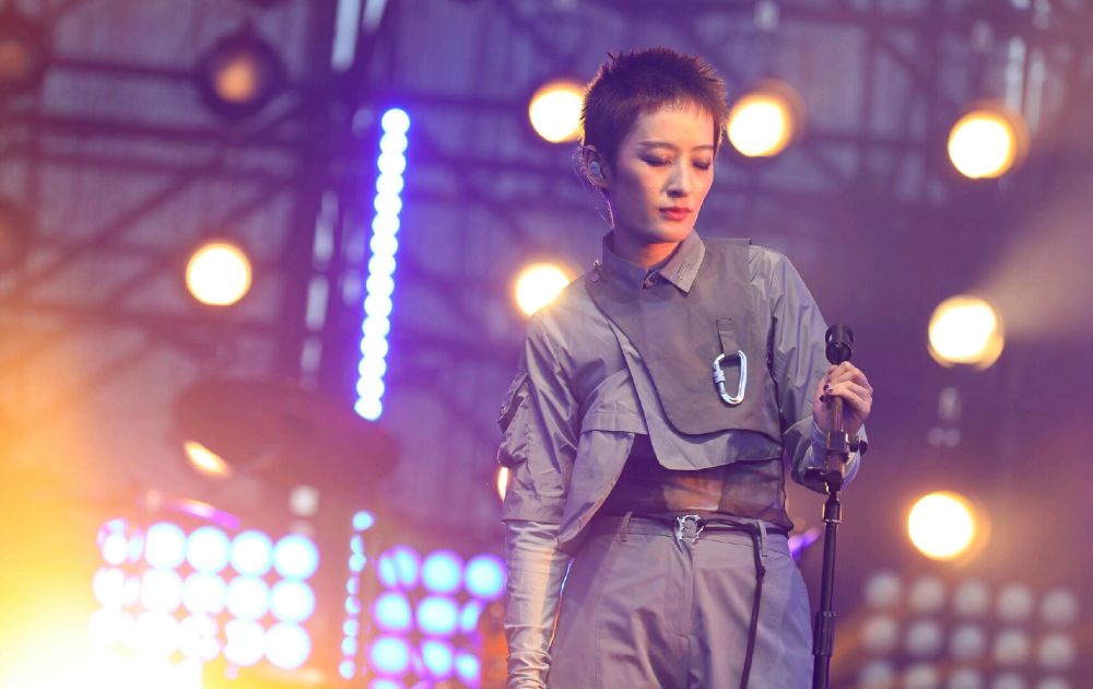 但是同时曾轶可也因为"绵羊音"而饱受质疑,很多人认为曾轶可唱歌不