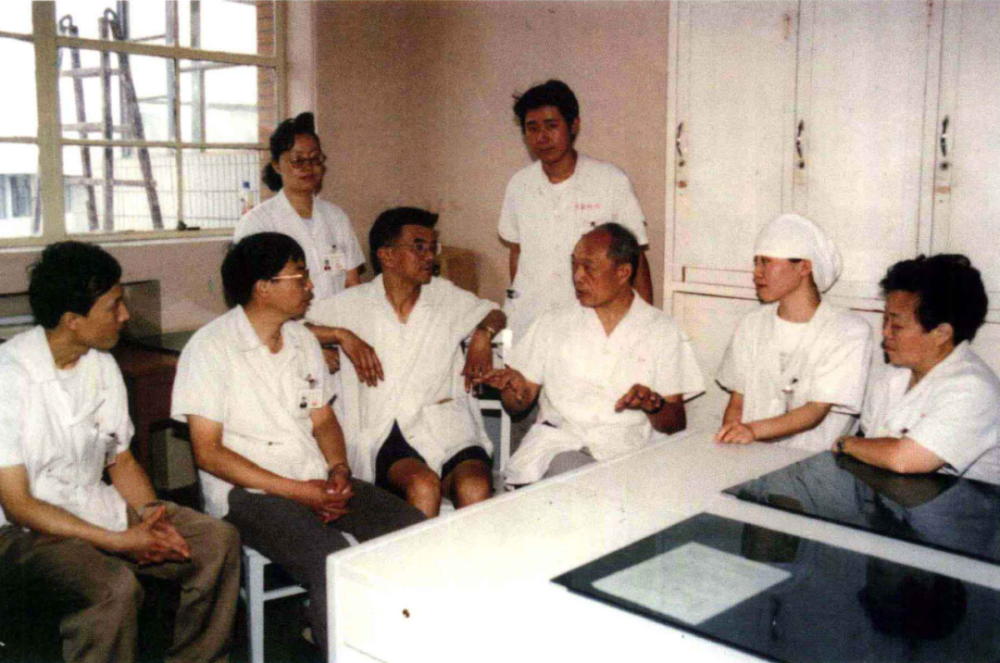 王振义|96岁王振义获未来科学大奖：“为什么不奖励年轻人？”