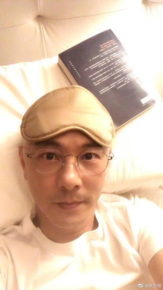 张卫健|55岁张卫健罕见表白妻子！晒夫妻合影秀恩爱，两人相守多年至今无子