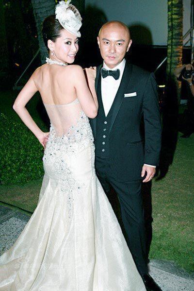 张卫健|55岁张卫健罕见表白妻子！晒夫妻合影秀恩爱，两人相守多年至今无子