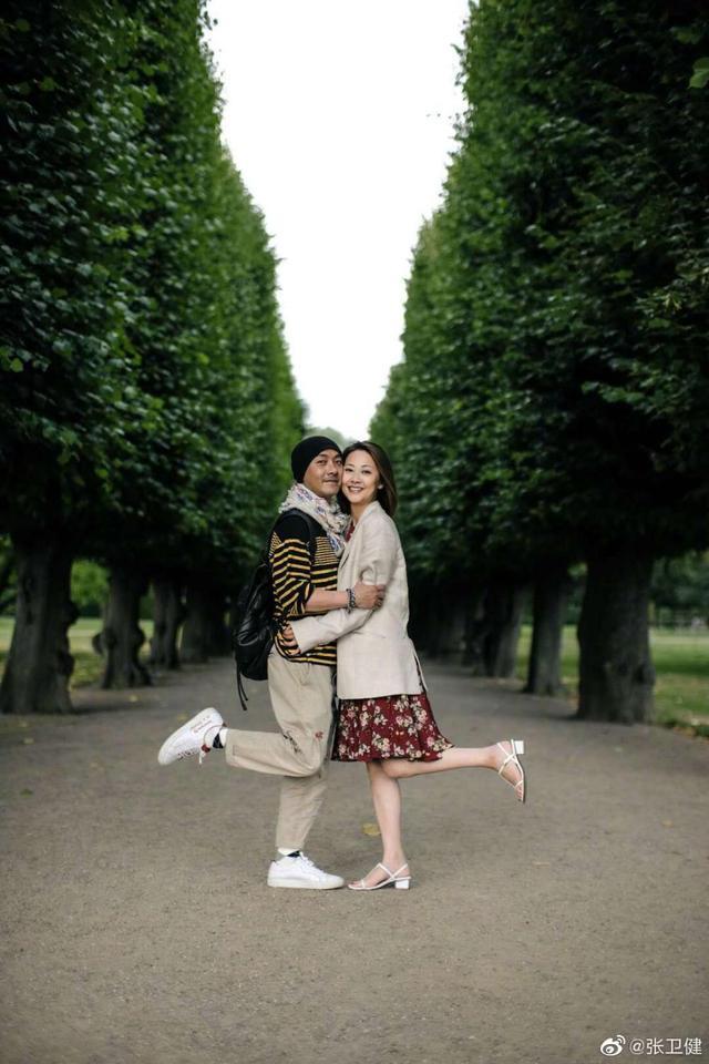 张卫健|55岁张卫健罕见表白妻子！晒夫妻合影秀恩爱，两人相守多年至今无子